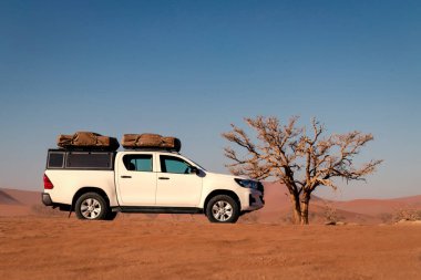 Toyota Hilux, 10.06.2021 çölünün ortasında duruyor. Walvis Körfezi, Namibya. Afrika 