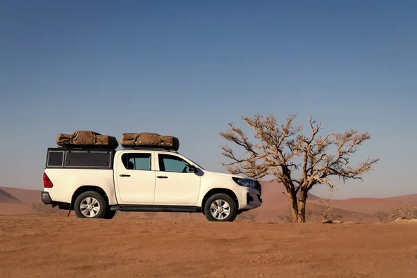 Toyota Hilux Steht Mitten Der Wüste 2021 Walvisbucht Namibia Afrika — Stockfoto