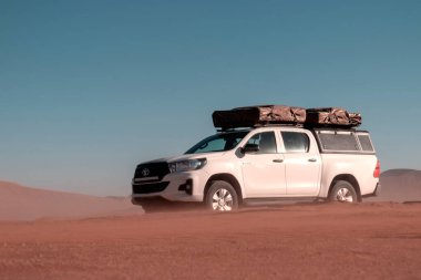Toyota Hilux, 10.06.2021 çölünün ortasında duruyor. Walvis Körfezi, Namibya. Afrika 
