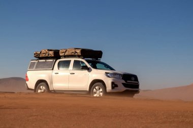 Toyota Hilux Namib çölünün altın kumlarında duruyor. 11.07.2021. Namibya. Afrika 