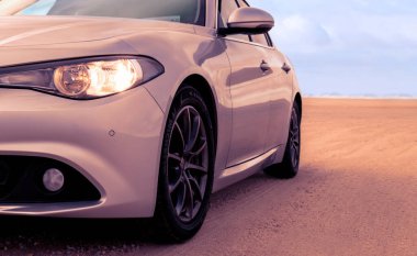 Alfa Romeo Giulia 13.06.2021 çölünün ortasında duruyor. Walvis Körfezi, Namibya 