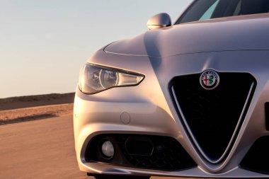 Alfa Romeo Giulia 14.06.2021 çölünün ortasında duruyor. Walvis Körfezi, Namibya 