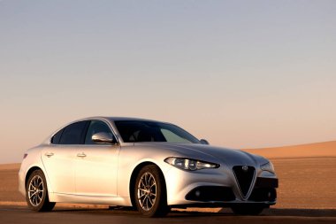 Alfa Romeo Giulia 14.06.2021 çölünün ortasında duruyor. Walvis Körfezi, Namibya 