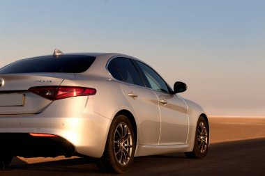 Alfa Romeo Giulia 14.06.2021 çölünün ortasında duruyor. Walvis Körfezi, Namibya 