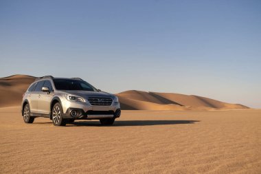 Subaru Outback Namib Çölü 'nün ortasında duruyor. 27.06.2021. Walvis Körfezi, Namibya 