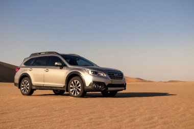 Subaru Outback, Namib Çölü 'nün ortasında duruyor. 29.06.2021. Walvis Körfezi, Namibya 