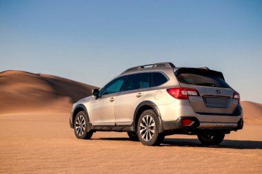 Subaru Outback, Namib Çölü 'nün ortasında duruyor. 29.06.2021. Walvis Körfezi, Namibya 