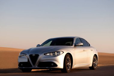 Alfa Romeo Giulia 24.06.2021 çölünün ortasında duruyor. Walvis Körfezi, Namibya, Afrika 