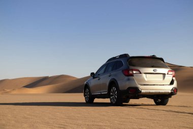 Subaru Outback, Namib Çölü 'nün ortasında duruyor. 06.07.2021. Walvis Körfezi, Namibya. 