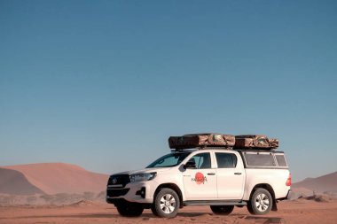 Toyota Hilux Namib çölünün altın kumlarında duruyor. 11.07.2021. Namibya. Afrika 