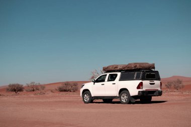 Toyota Hilux Namib çölünün altın kumlarında duruyor. 11.07.2021. Namibya. Afrika 