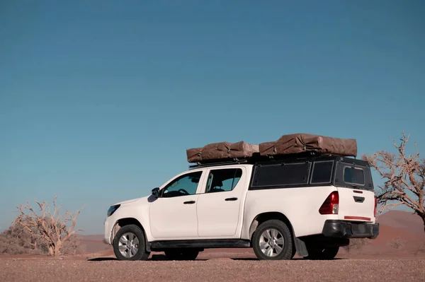 Toyota Hilux Fica Nas Areias Douradas Deserto Namíbia 2021 Namíbia — Fotografia de Stock