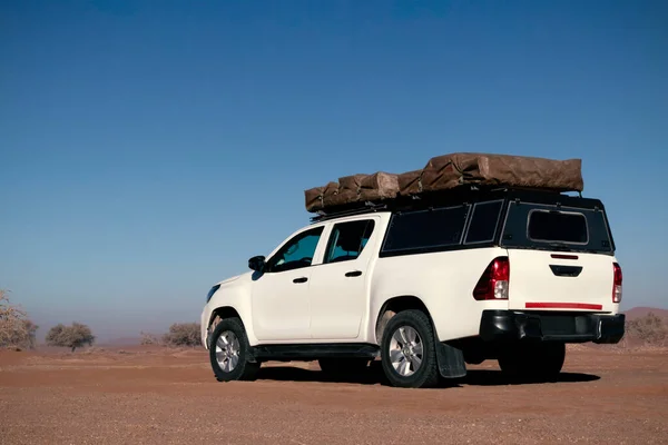 Toyota Hilux Fica Nas Areias Douradas Deserto Namíbia 2021 Namíbia — Fotografia de Stock