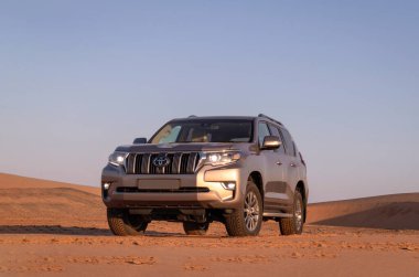 Toyota Land kruvazörü Prado 06.07.2021 çölünün ortasında duruyor. Svakopmund, Namibya, Afrika 