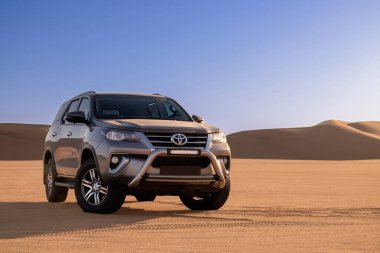 Toyota Fortuner, güneşli bir günde Namib Çölü 'nün ortasında duruyor. 24.07.2021. Namibya, Afrika 