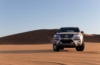 Toyota Fortuner, güneşli bir günde Namib Çölü 'nün ortasında duruyor. 24.07.2021. Namibya, Afrika 