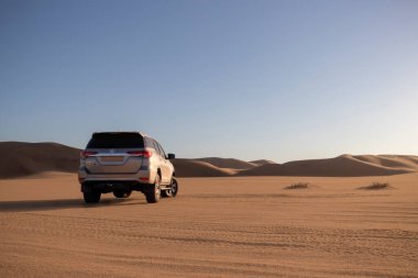 Toyota Fortuner, güneşli bir günde Namib Çölü 'nün ortasında duruyor. 24.07.2021. Namibya, Afrika 