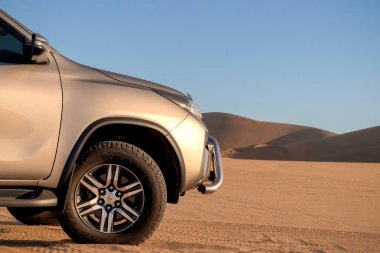 Toyota Fortuner, güneşli bir günde Namib Çölü 'nün ortasında duruyor. 24.07.2021. Namibya, Afrika 