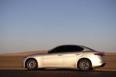 Alfa Romeo Giulia Namib çölünün altın kumlarında duruyor. 01.08.2021. Svakopmund, Namibya, Afrika 