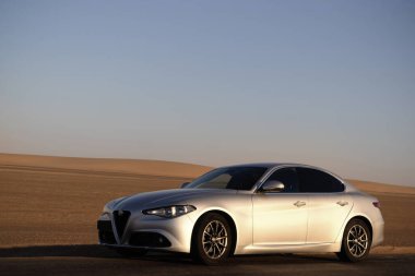 Alfa Romeo Giulia Namib çölünün altın kumlarında duruyor. 01.08.2021. Svakopmund, Namibya, Afrika 