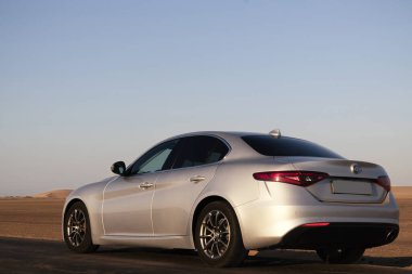 Alfa Romeo Giulia Namib çölünün altın kumlarında duruyor. 01.08.2021. Svakopmund, Namibya, Afrika 
