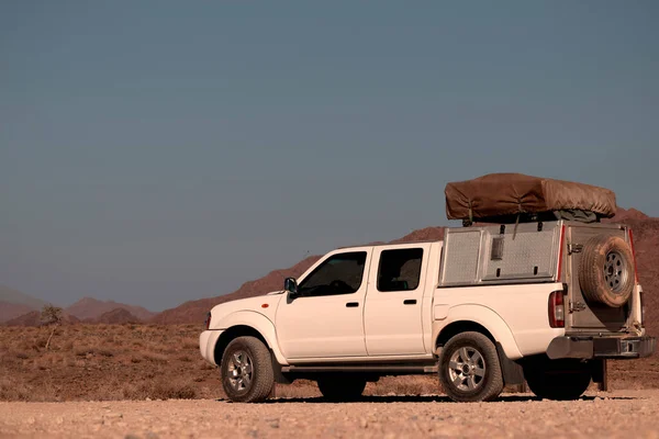 Biały Samochód Stoi Czerwonych Piaskach Pustyni Namib Słoneczny Dzień 2021 — Zdjęcie stockowe