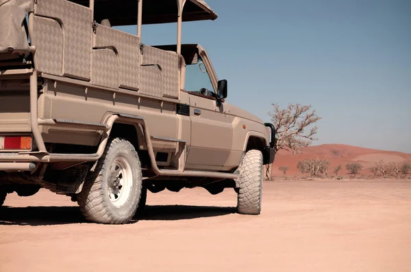 Geländewagen Steht Einem Sonnigen Tag Roten Sand Der Namib Wüste — Stockfoto