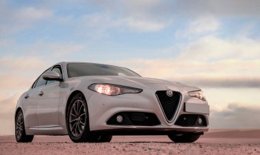 Alfa Romeo Giulia Namib çölünün altın kumlarında duruyor. 28.08.2021. Svakopmund, Namibya, Afrika 