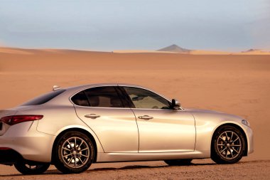 Alfa Romeo Giulia Namib çölünün altın kumlarında duruyor. 28.08.2021. Svakopmund, Namibya, Afrika 