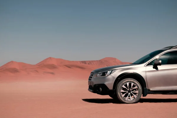Carro Grey Fica Nas Areias Douradas Deserto Namib Dia Ensolarado — Fotografia de Stock
