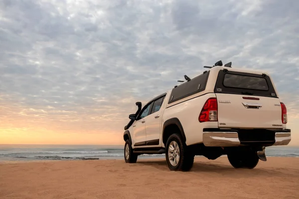 Toyota Hilux Fica Nas Margens Oceano Atlântico Pôr Sol Dramático — Fotografia de Stock