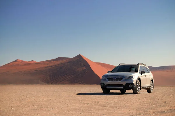 Subaru Outback Fica Meio Deserto Namib Lado Uma Duna Areia — Fotografia de Stock