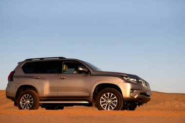 Toyota Land kruvazörü Prado çölün ortasında duruyor. 12.09.2021. Walvis Körfezi, Namibya. Afrika 