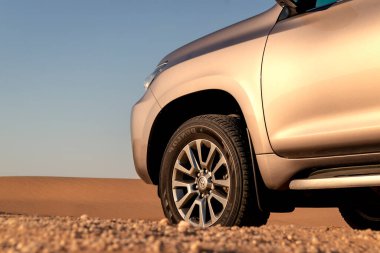Toyota Land kruvazörü Prado çölün ortasında duruyor. 12.09.2021. Walvis Körfezi, Namibya. Afrika 