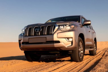 Toyota Land kruvazörü Prado çölün ortasında duruyor. 12.09.2021. Walvis Körfezi, Namibya. Afrika 