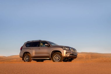 Toyota Land kruvazörü Prado çölün ortasında duruyor. 12.09.2021. Walvis Körfezi, Namibya. Afrika 