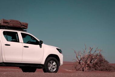 Toyota Hilux 12.09.2021 çölünün ortasında duruyor. Walvis Körfezi, Namibya. Afrika 