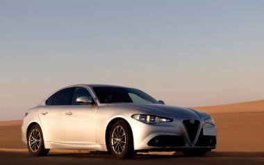 Alfa Romeo Giulia Namib çölünün altın kumlarında duruyor. Afrika 