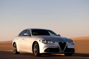 Alfa Romeo Giulia Namib çölünün altın kumlarında duruyor. Afrika 