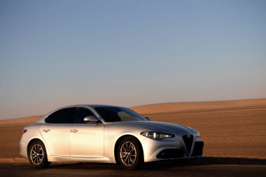 Alfa Romeo Giulia Namib çölünün altın kumlarında duruyor. Afrika 