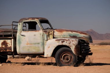 Eski paslı araba Namib çölünün ortasında terk edilmiş.