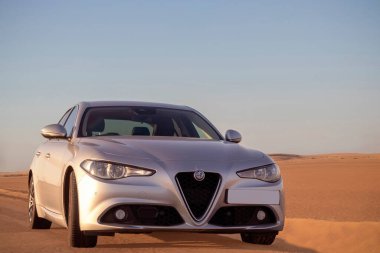 Toyota Hilux çölün ortasında duruyor. Afrika 