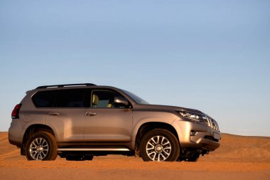 Toyota Hilux çölün ortasında duruyor. Afrika 