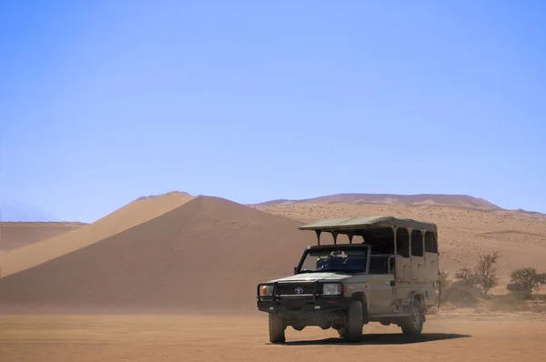 Carro Road Fica Nas Areias Vermelhas Deserto Namib Dia Ensolarado — Fotografia de Stock