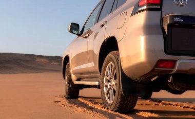 Toyota Land Kruvazörü Prado çölün ortasında duruyor. 