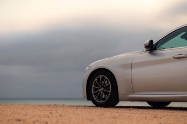 Alfa Romeo Giulia çölün ortasında duruyor. 