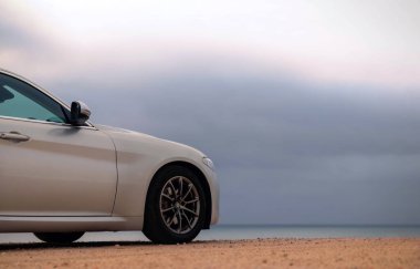 Alfa Romeo Giulia Namibya çölünün ortasında duruyor. 