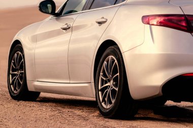 Alfa Romeo Giulia Namibya çölünün ortasında duruyor. 