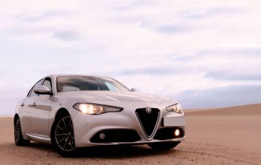 Alfa Romeo Giulia Namib çölünün altın kumlarında duruyor. Afrika 