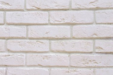 Yenilenmiş eski binanın beyaz, yeni boyanmış yüzeyi. Beyaz tuğla duvar arkaplanı.